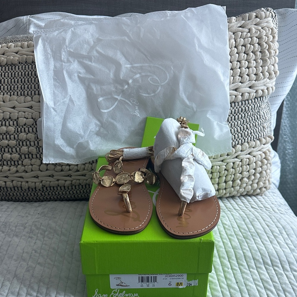 BNNW Sam Edelman Sandals with Gold Details.